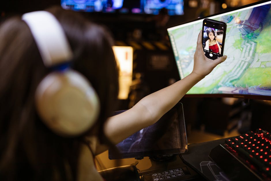 Kobieta przeglądająca katalog kursów online na laptopie.